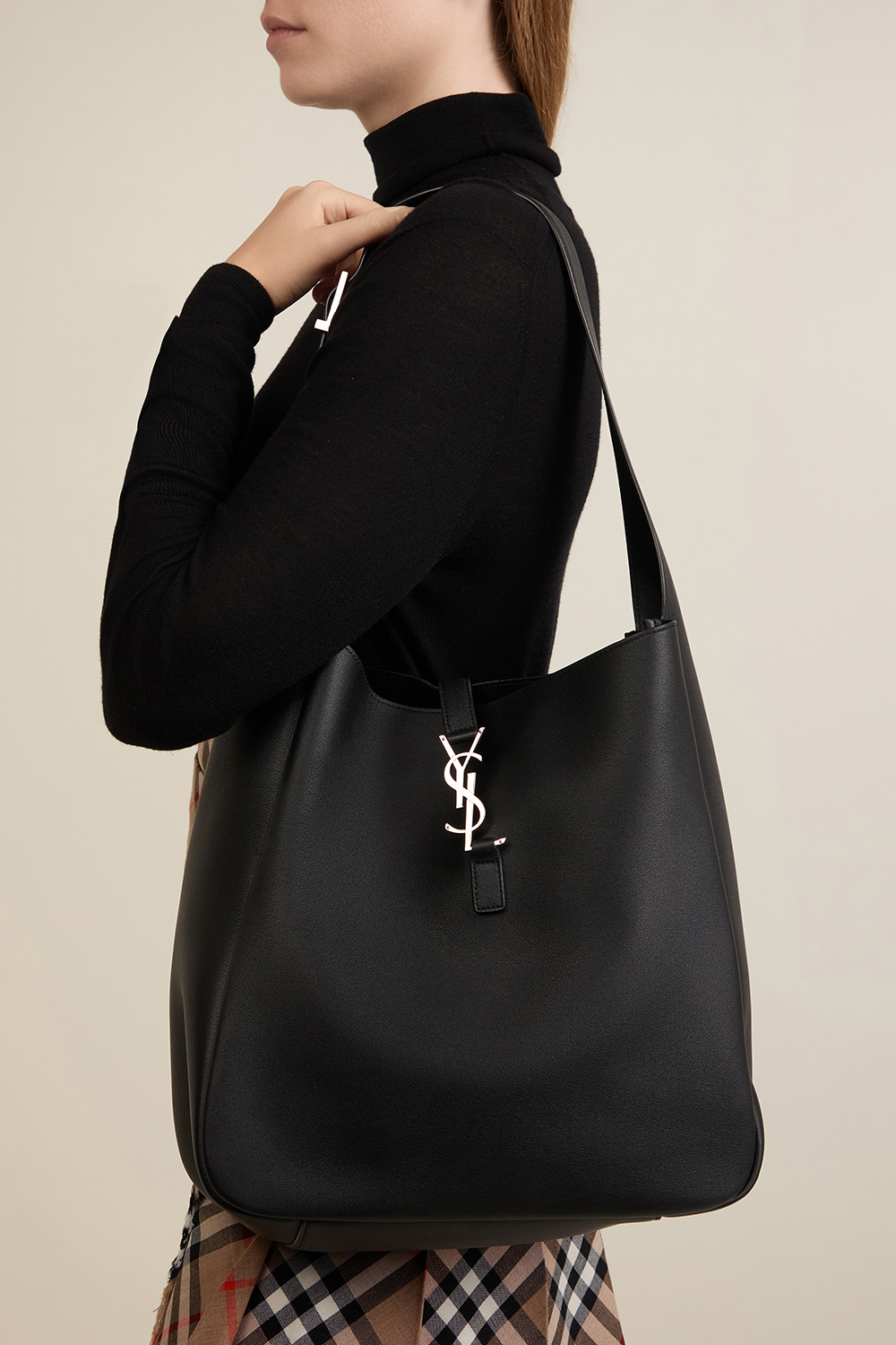 תמונת כל הלוק של תיק כתף לה 5 A 7 בגודל לארג' SAINT LAURENT